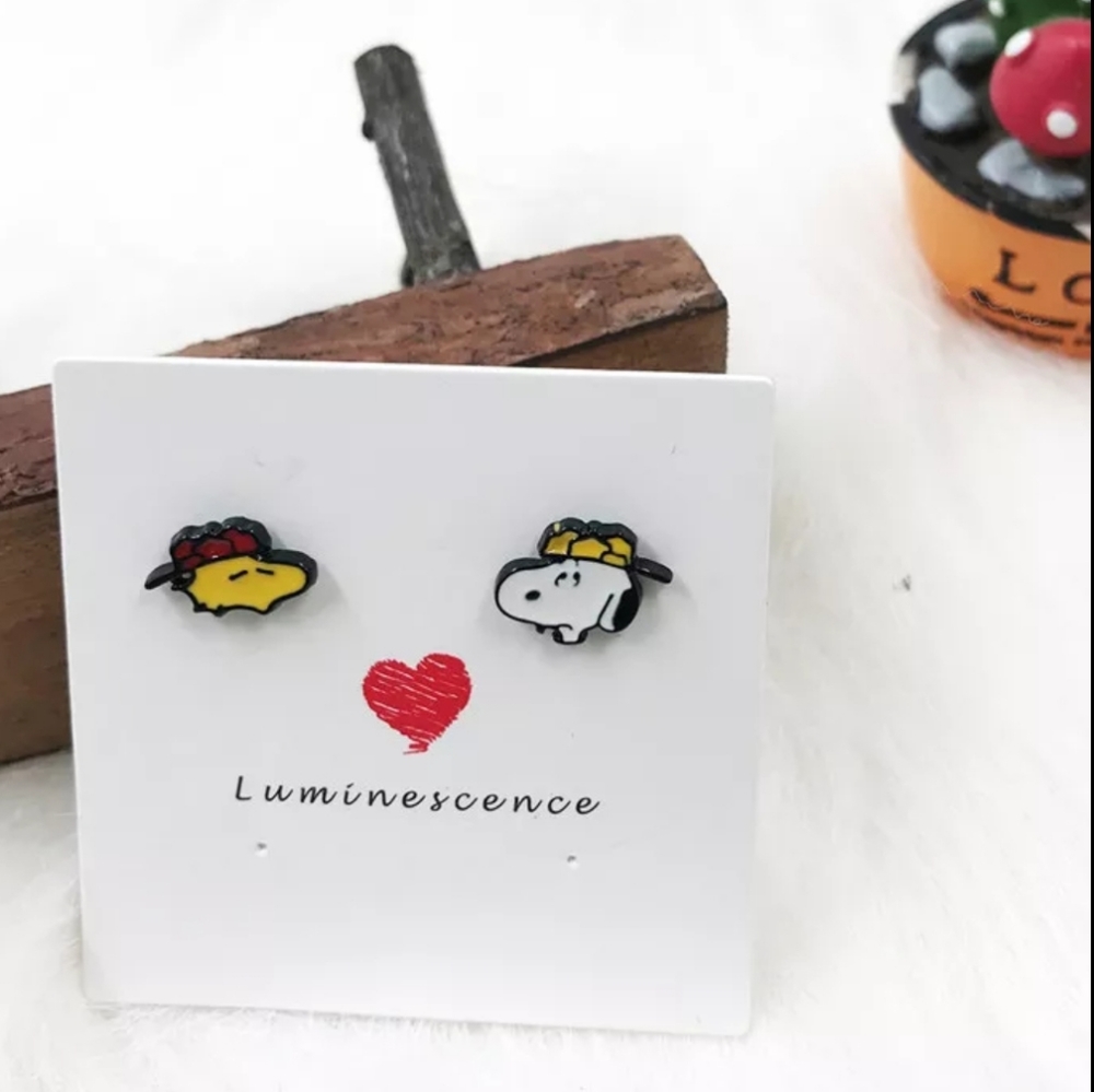 2/$15✨PEANUTS ENAMEL HYPOALLERGENIC STUD EARRINGS